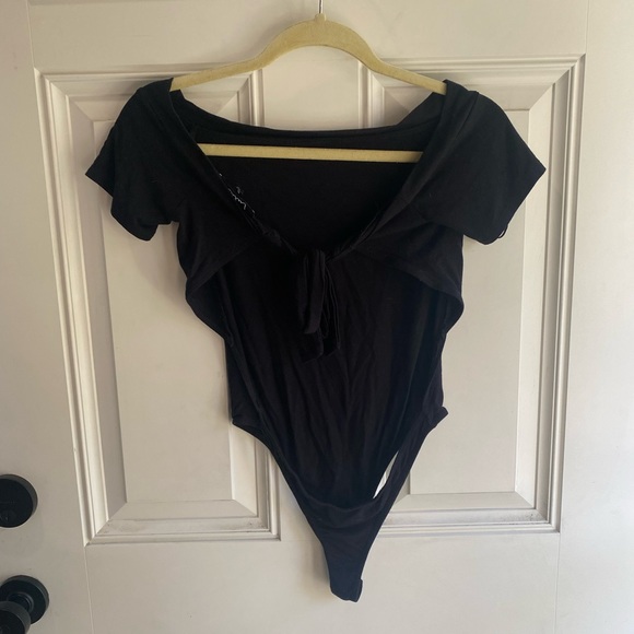 Lulu’s backless bodysuit - Picture 3 of 4